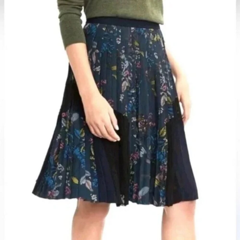 Banana Republic Blue Black knee length A-Line Pleated floral lace skirt Size XS